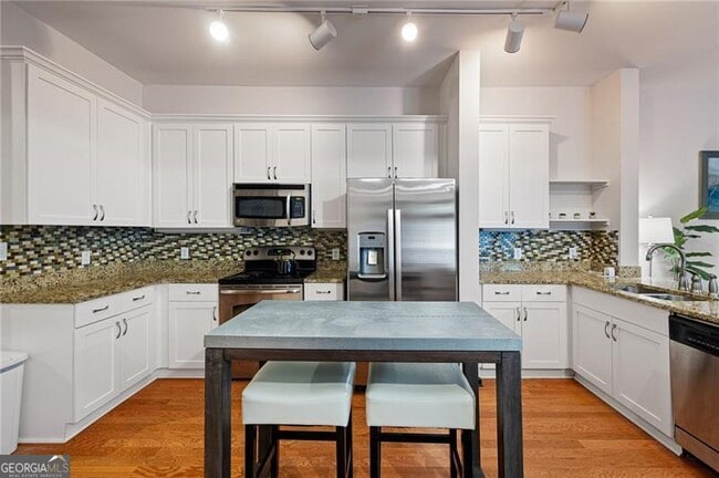 Building Photo - 5300 Peachtree Rd Unit 0501