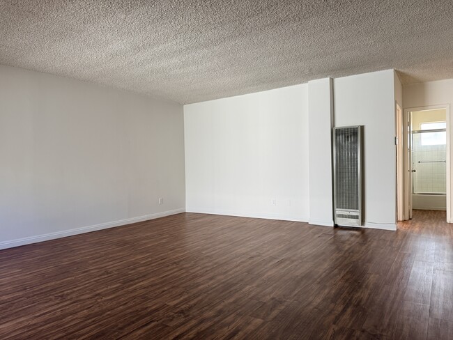 3055 Foothill Blvd, La Crescenta, CA