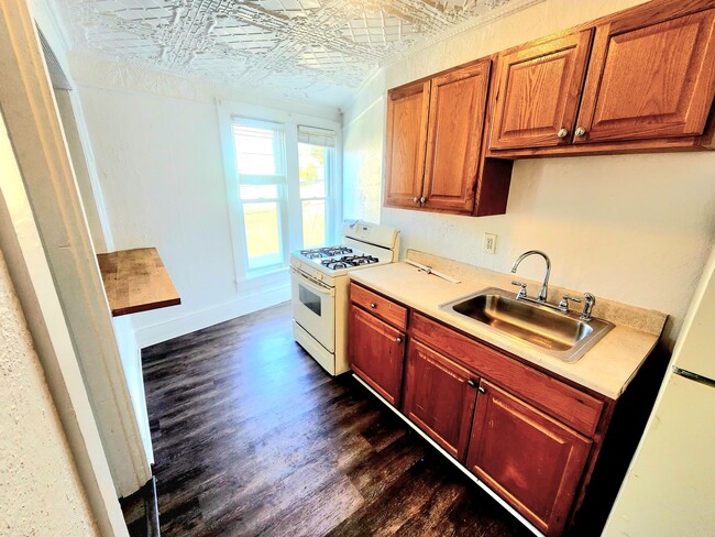 Building Photo - 102 Center Ave Unit 2