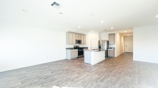 Photo - 31639 Featherstone Trl