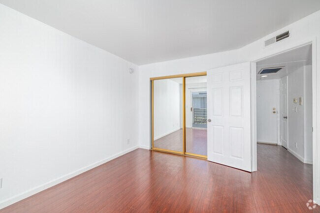1BR, 1BA - 600SF - Bedroom