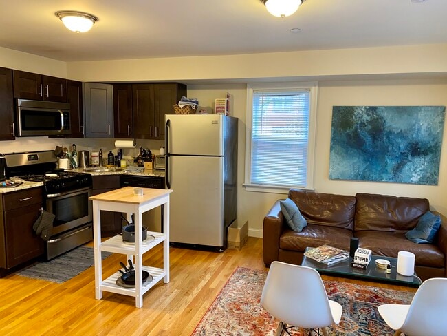 Building Photo - 167 Thorndike St Unit 2