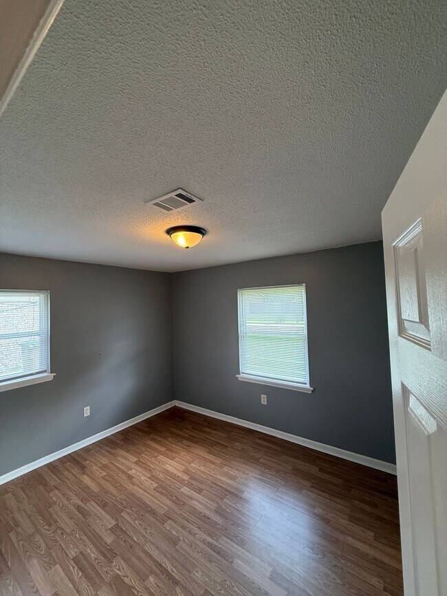 Photo - 320 W Whatley St