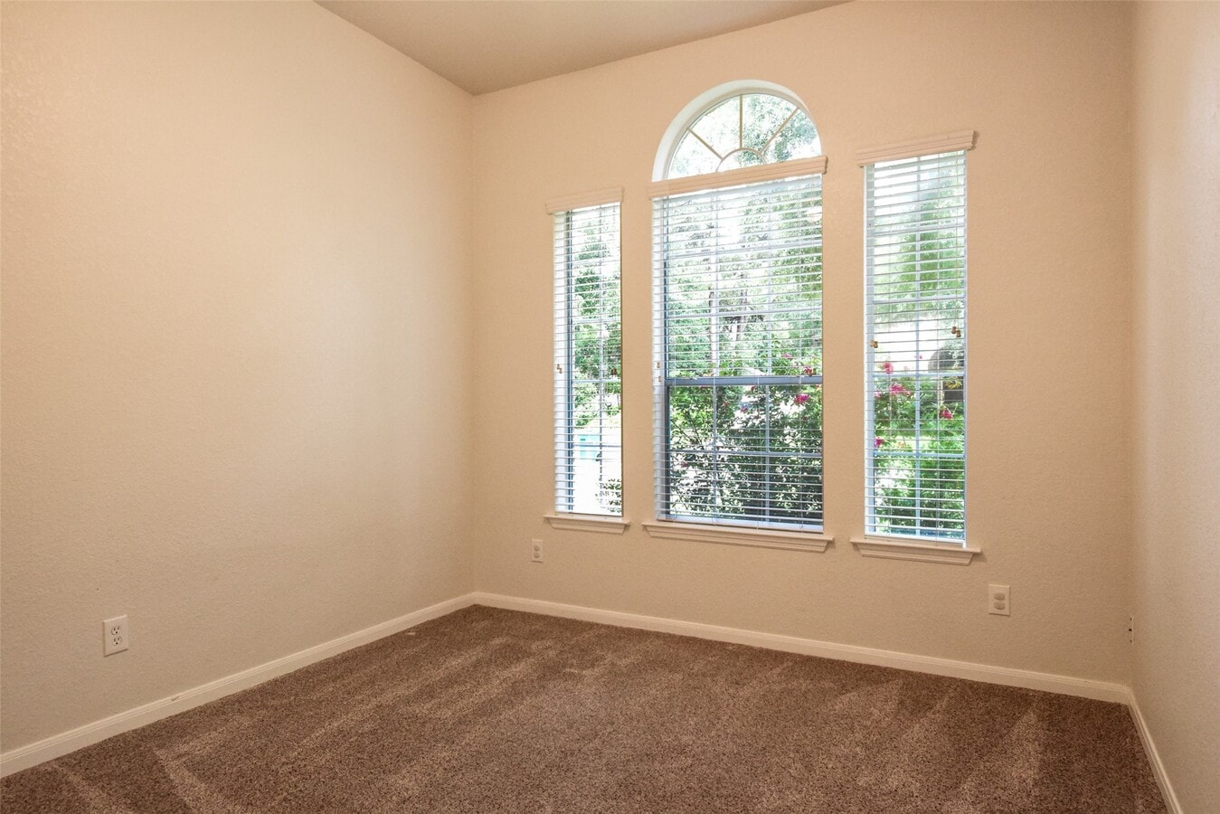Photo - 22 E Hobbit Glen Dr