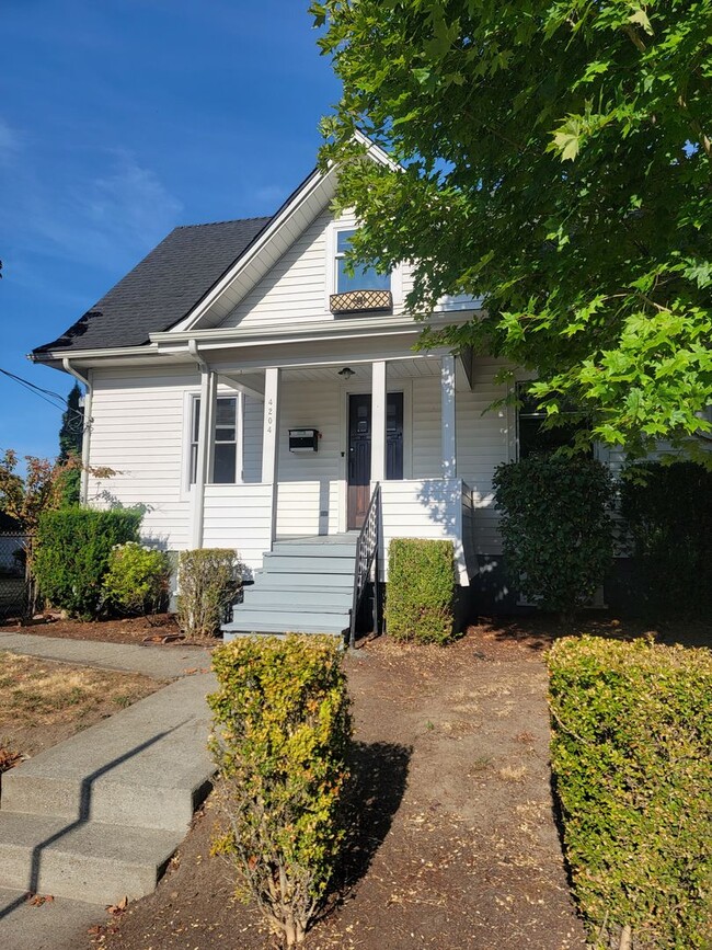 Building Photo - Charming Craftsman In Lincoln District Rental