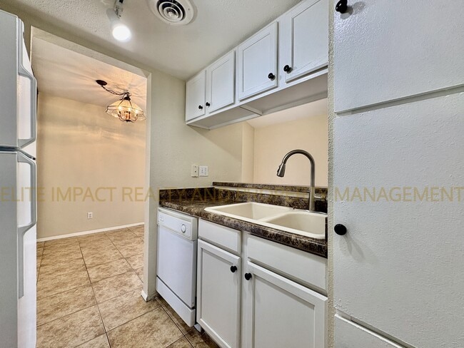 Photo - 1620 N Wilmot Rd