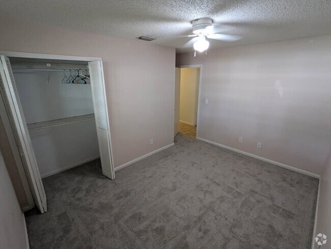 Building Photo - 917 Fairlington Dr Rental