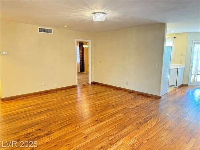 Photo - 8004 Celestial Ave