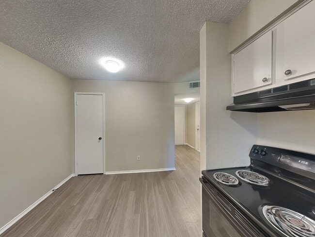 Photo - 852 NW Summercrest Blvd