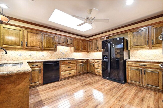 Large Kitchen - Gas stove - 6034 Steamboat Dr House