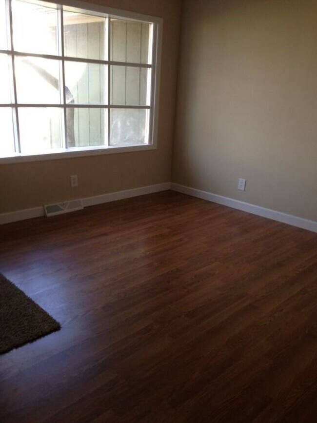 Photo - 2303 Glenoak Dr