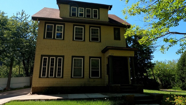 Building Photo - 1652 Hillcrest Rd Unit #2