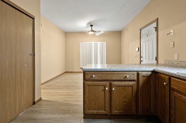 Photo - 834 Baker St