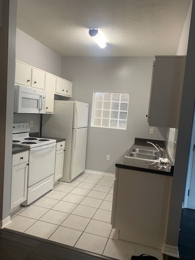Charming First Floor Condo - Charming First Floor Condo Unit 119 - The Oaks