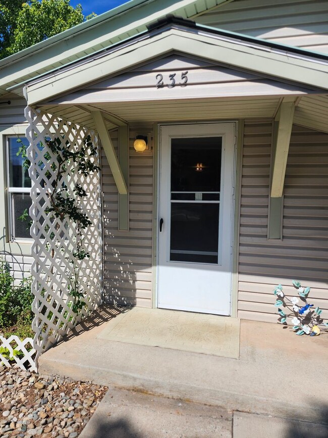 Building Photo - Cozy 2 bedroom cottage Rental