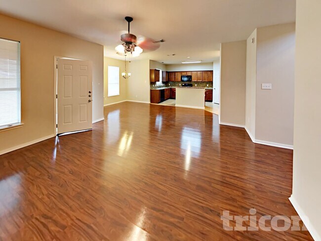 Photo - 410 Crosby Village Dr