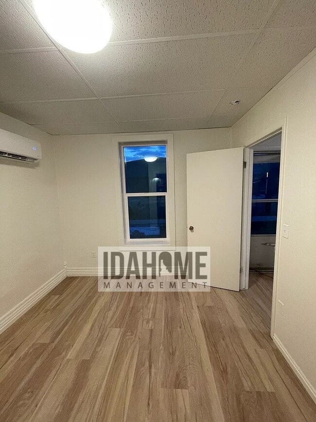 Building Photo - Halliday Unit 415 E Halliday St