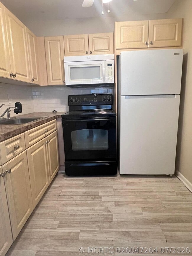 Building Photo - 173 Waltham H Unit 173
