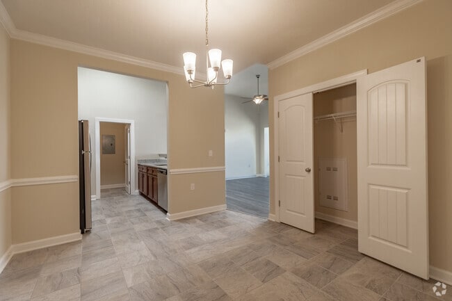 3BR, 2BA - Entrance/Dining Area