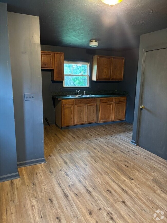 Building Photo - Section 8 Accepted, Cozy 3BR 1BA Home