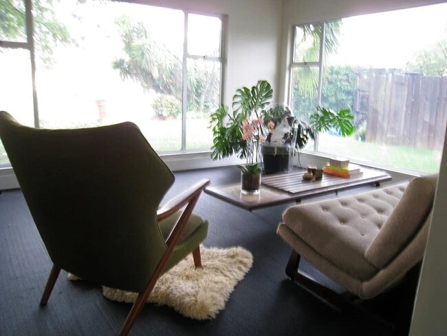 sala de estar con amplios ventanales en la parte delantera de la casa - 4608 Nob Hill Dr