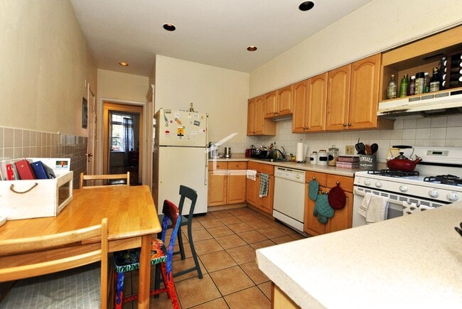 Building Photo - 10 Strathmore Rd Unit 2