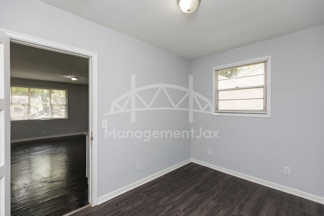 Photo - 2325 Westbrook Cir N