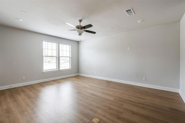 Photo - 1960 Sweetwater Ln Townhome