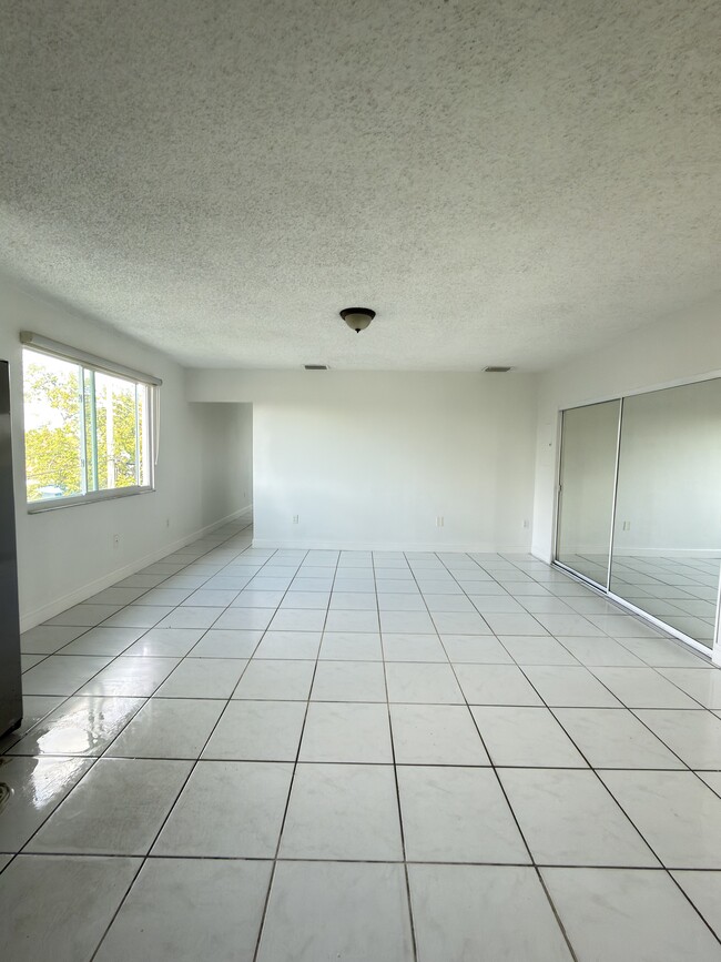 Photo - 325 W 60th St Unit Hialeah