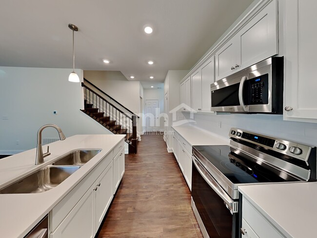 Photo - 1240 Hill Rd N