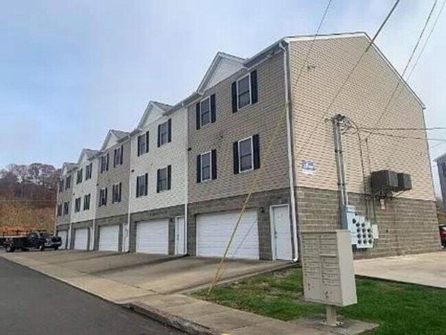 Building Photo - Huge 3 Bedroom 2 Bathroom Garden Apartment Unit #1