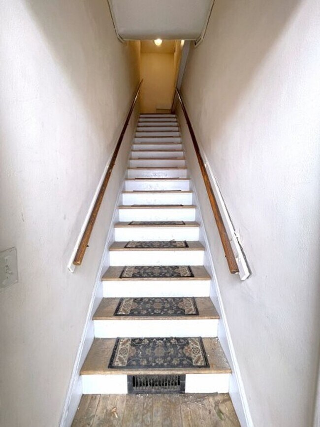 1227 Regent St Unit Front