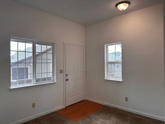 Photo - 1018 NW Ogden Ave Unit #3