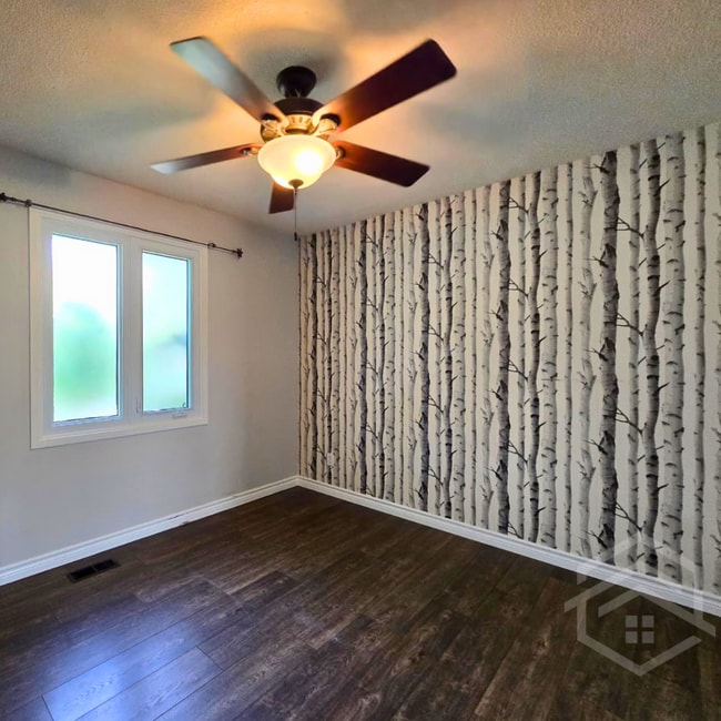Photo - 3-Bedroom House in Tillsonburg!!