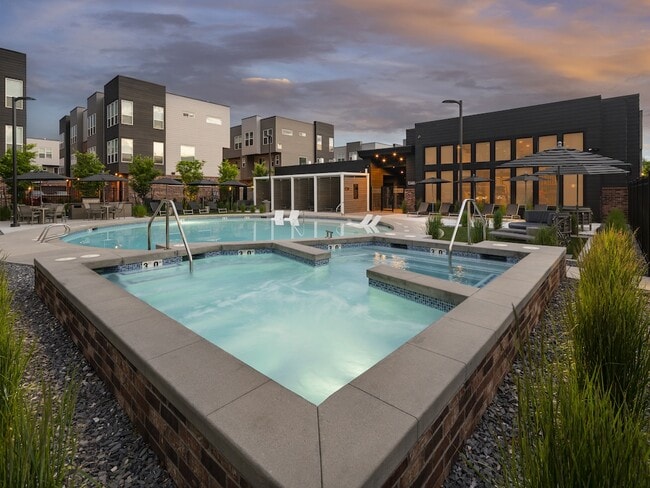 Hot Spa al atardecer - The Hudson Townhomes