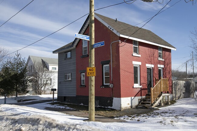 Building Photo - Spacious 3 Bed / 1 Bath Home in Sault Ste....