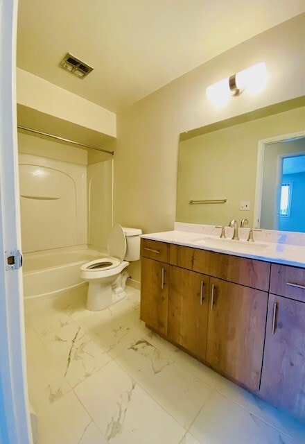 Baño completo de abeto actualizado - Eastern Lofts Apartment Homes
