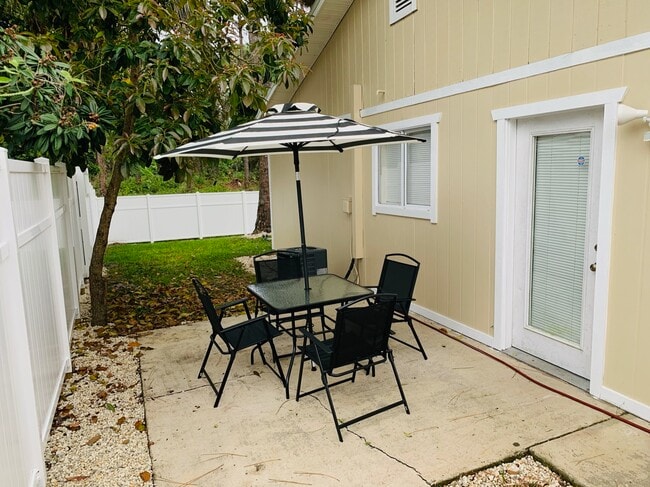 Side porch - 2710 Fern Palm Dr Unidad 2708