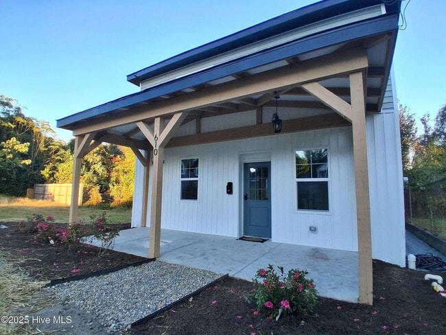 Building Photo - Newly renovated 4 bed 2.5 bath, located in heart of downtown Wilmington