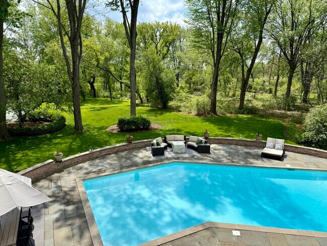 285 W Westminster Ave