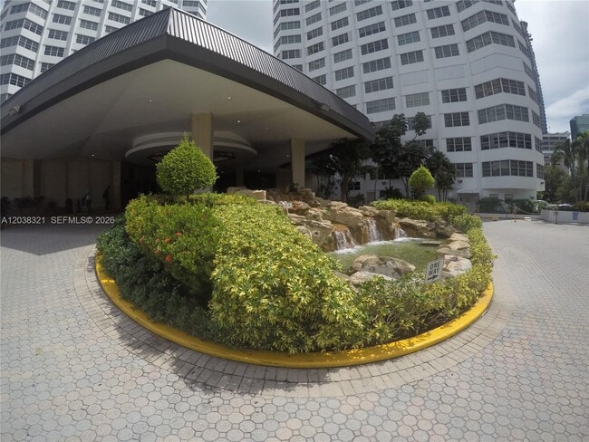 Building Photo - 801 Brickell Bay Dr Unit 364