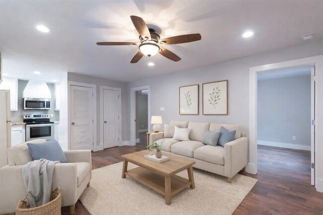 Building Photo - 640 Columbia St Unit 1/2A