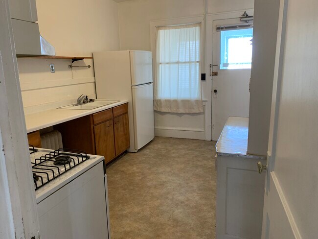 Kitchen - 2910 James Ave S Unit E