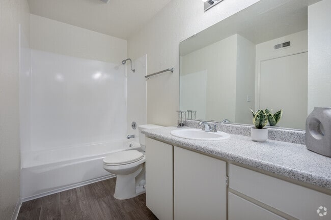 2BR, 1BA - 917SF - Bathroom