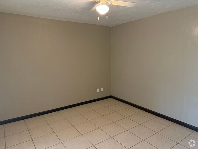 Building Photo - 3743 Donovan Dr Unit D Rental