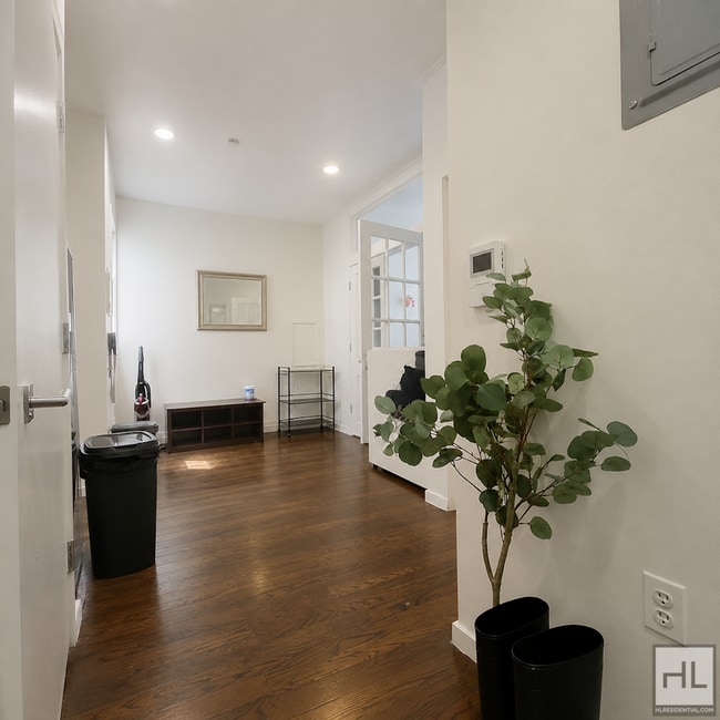 Photo - NOSTRAND AVENUE / Crown Heights / AVAIL SEPT 1st. Unidad 3R