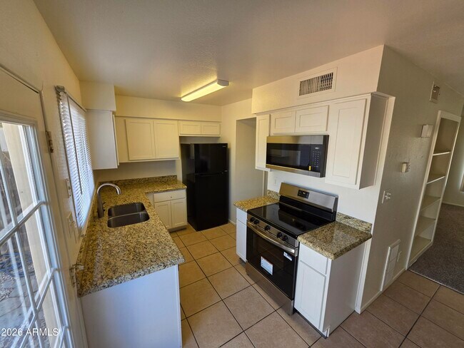 Photo - 731 E Vaughn Dr