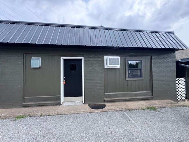 Building Photo - Newly remodeled 2 bedroom Unit 904 Coldwater Road #12