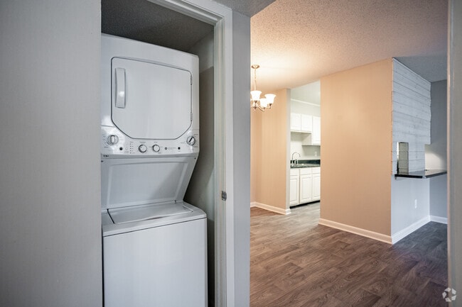 1BR, 1BA - 832SF - Washer/Dryer