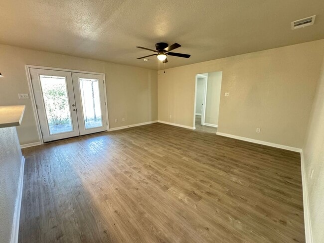 Photo - 1001 Ronstan Dr